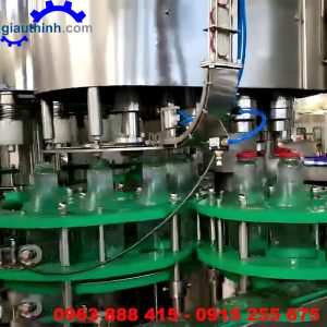 Dây chuyền chiết rót vặn nắp chai thủy tinh