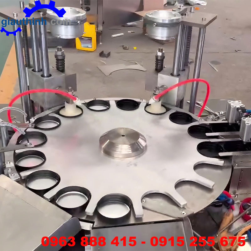 Máy đưa màng seal nhôm vào nắp