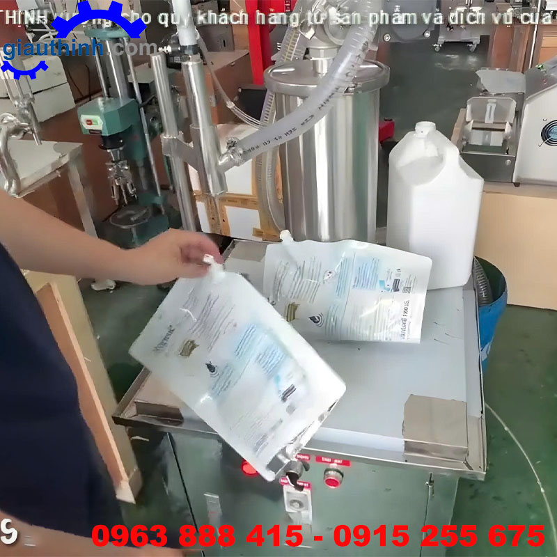 Máy chiết rót nước xả vải