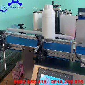 Máy dán nhãn chai nước suối